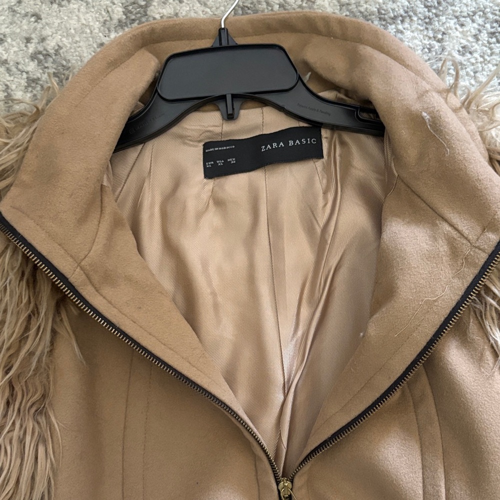 Zara Beige Jacket with Faux Fur Sleeves Unique Statement Piece XL - Picture 5 of 5